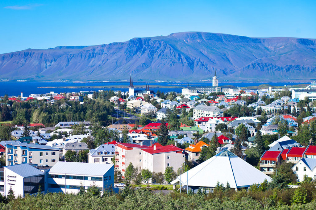 Reykjavik met kleurrijke daken en bergen op de achtergrond, stop tijdens groepsrondreis Groenland Noorderlicht.