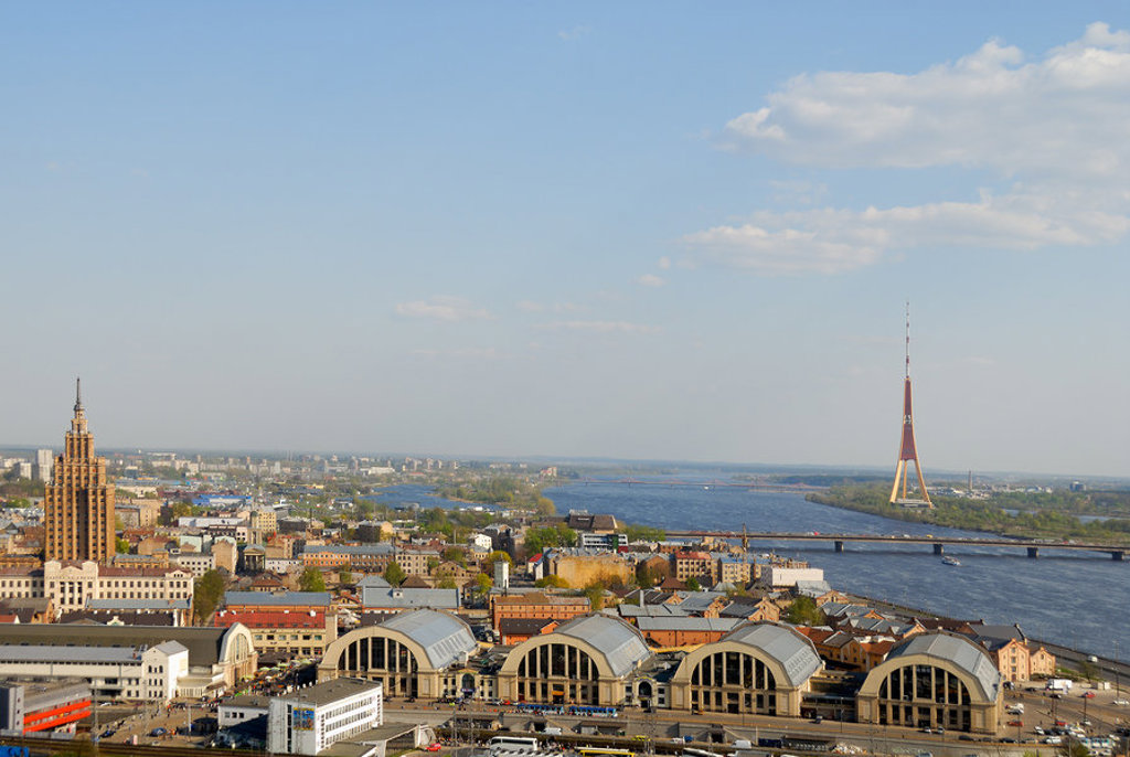 Panorama van Riga met de Daugava, bruggen en de televisietoren tijdens de groepsrondreis Estland, Letland en Litouwen.