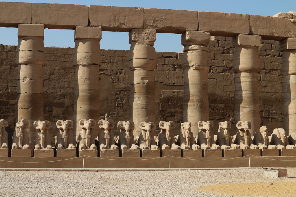 Sfinxenlaan met ramskoppen en zuilen bij de tempel van Karnak in Egypte.