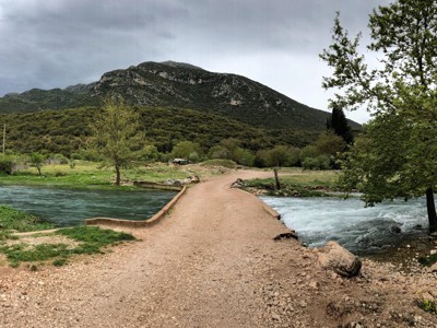 Grindpad langs een rivier met groen landschap en bergen in Griekenland tijdens de familiereis 8 dagen, dag 4.