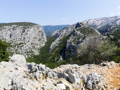 Uitzicht over de Gola di Gorropu-kloof tijdens de 8-daagse wandelvakantie op Sardinië.