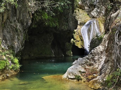 Waterval in een groene kloof met helderblauw water, tijdens rondreis Cuba hoogtepunten 17 dagen.