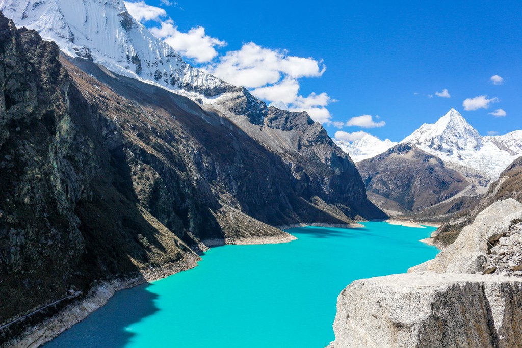 Turquoise bergmeer in de Cordillera Blanca, Noord-Peru, met besneeuwde bergtoppen.