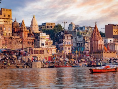 Ghats en tempels langs de Ganges in Varanasi bij zonsondergang, Route India.