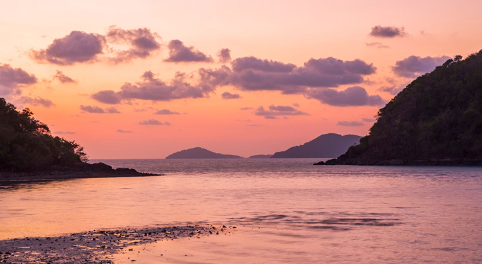 Mu Ko Chang National Park Zonsondergang boven de zee met silhouetten van eilanden en heuvels in Thailand.