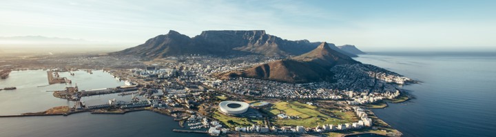 Panorama van Kaapstad met Tafelberg, het V&A Waterfront en de kustlijn.