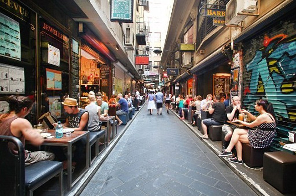 Drukke steeg met cafés en street art in Melbourne, Australië.