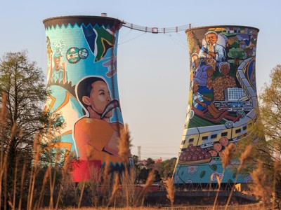 Gekleurde koeltorens met muurschilderingen in Soweto, Johannesburg, tijdens de Route Zuid-Afrika.