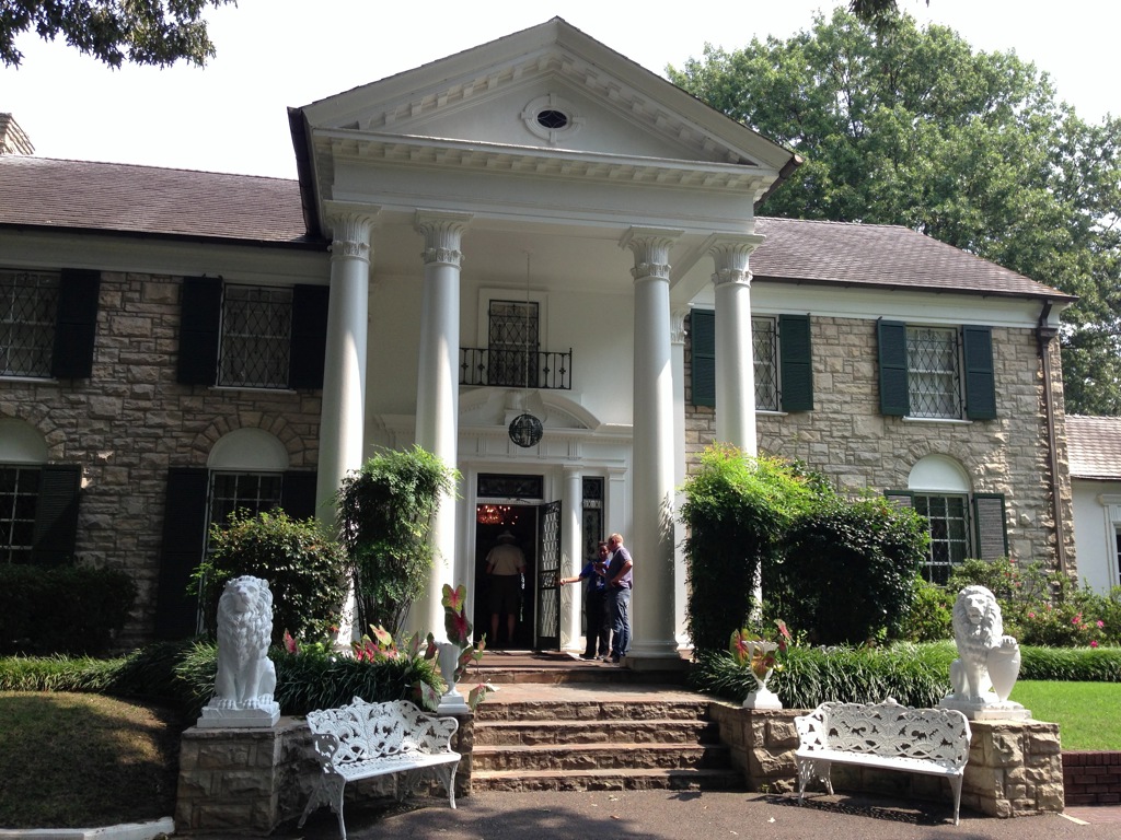 Graceland in Memphis met witte zuilen en entree, onderdeel van groepsrondreis door de Verenigde Staten.