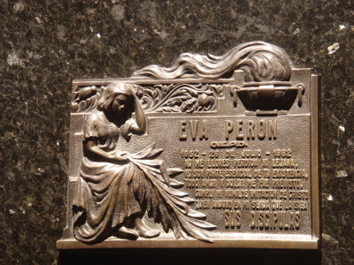Gedenkplaat voor Eva Perón op een grafsteen in Buenos Aires, Argentinië.
