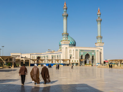 Imam Reza-heiligdom in Mashhad met turquoise koepel en minaretten op het plein.