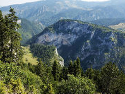 Uitzicht op groene bergen en rotswanden in de Bulgaarse Balkan tijdens route Bulgarije 8 dagen, dag 4.