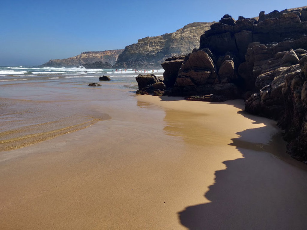 Zandstrand met rotsen en kliffen aan de Costa Vicentina in Portugal, Alentejo en Algarve.