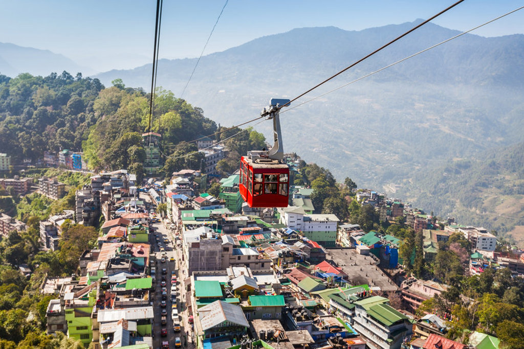 Rode kabelbaan boven Gangtok in Sikkim, met uitzicht op de Himalaya en de stad.