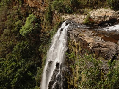 Waterval in een groene kloof langs de Route Zuid-Afrika.