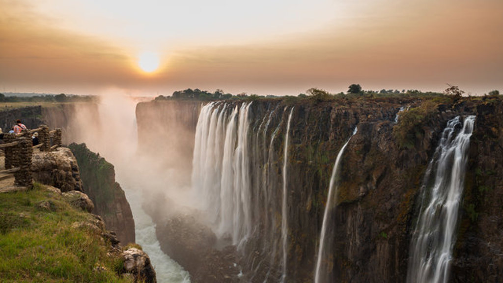 Victoriawatervallen bij zonsondergang, met nevel boven de kloof tijdens de 22-35ers reis Zuidelijk Afrika.
