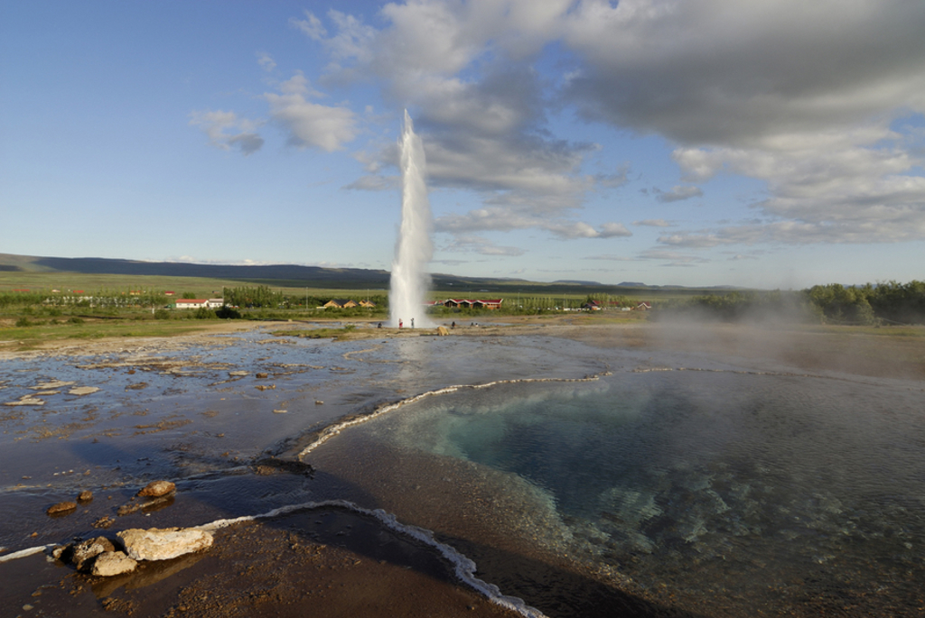 Geysir die omhoog spuit bij geothermisch gebied in IJsland tijdens een 22-35ers reis.