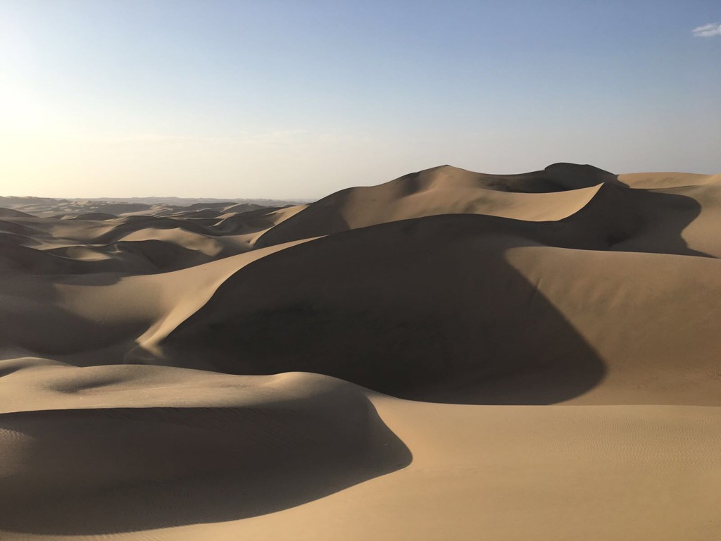 Zandduinen in Peru bij zonsondergang tijdens een rondreis Vrouw op Reis naar Peru.