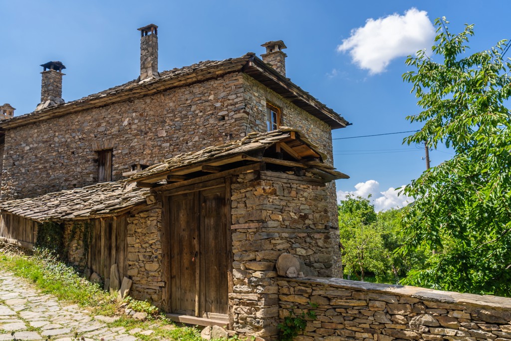 Traditioneel stenen huis in de Bulgaarse Balkan tijdens een wandelvakantie in Bulgarije.