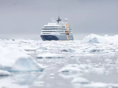 Expeditiecruiseschip vaart door pakijs en ijsbergen tijdens de rondreis Antarctica van 18 dagen.