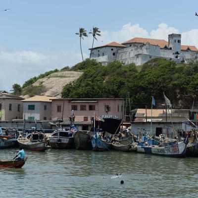 Kustfort met palmbomen aan zee tijdens groepsrondreis Ghana, Togo en Benin.