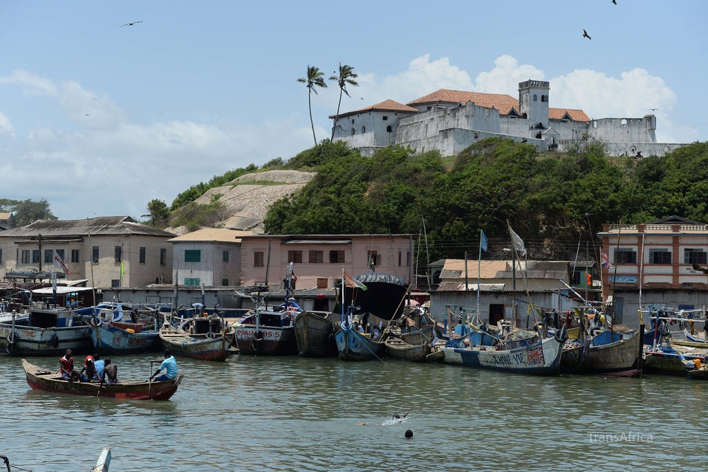 Kustfort met palmbomen aan zee tijdens groepsrondreis Ghana, Togo en Benin.