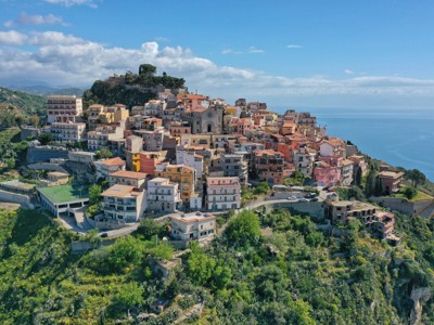 Kleurrijk kustdorp op een heuvel met zeezicht aan de Amalfikust, Zuid-Italië.