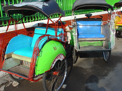 Kleurrijke becaks (fietstaxi’s) klaar voor vervoer op Java tijdens de route Java, Bali, Lombok & Gili Air.