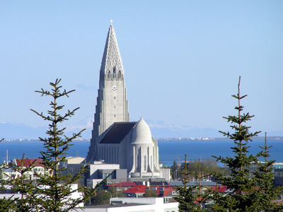 Hallgrímskirkja in Reykjavik met uitzicht op zee, startpunt van de Route Groenland - 13 dagen.
