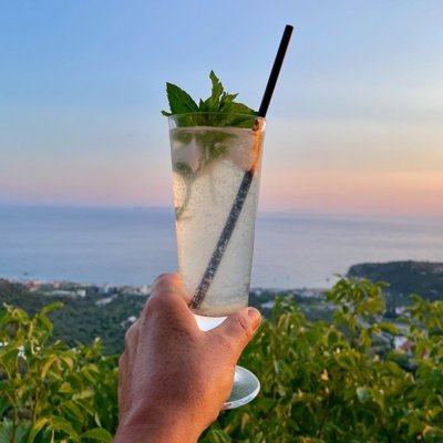 Groene cocktail met munt en rietje, verfrissend drankje tijdens een wandelvakantie in Albanië.