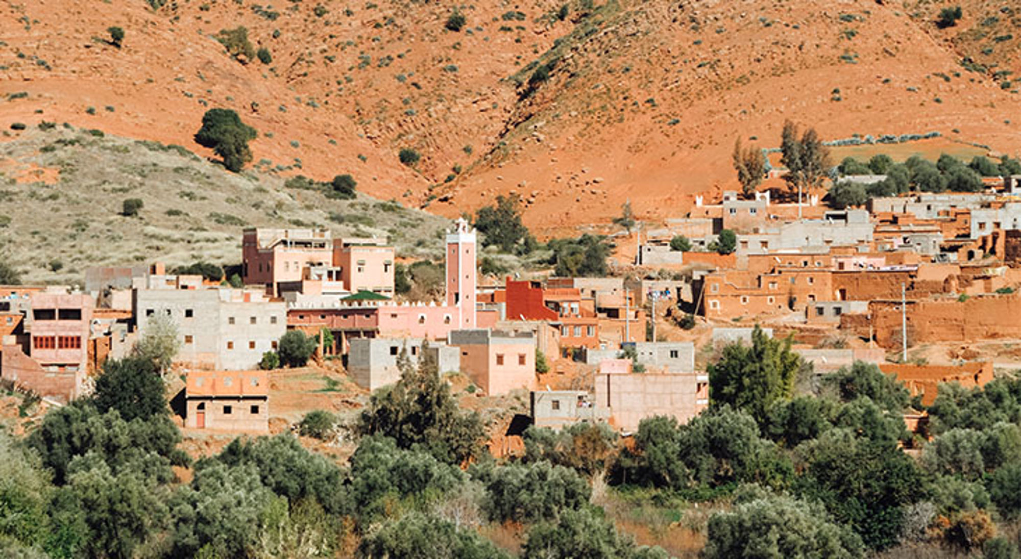 Stadje Ourika Valley Dorp met moskee en lemen huizen aan de voet van een rotsachtig berglandschap.