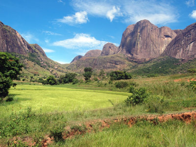 Groene rijstvelden met imposante granieten rotsen in het binnenland van Madagascar.