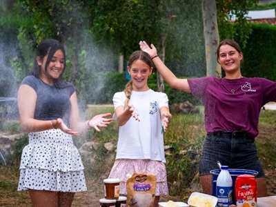 Kinderen maken pannenkoekenbeslag op camping tijdens Route Canigou, dag 1.