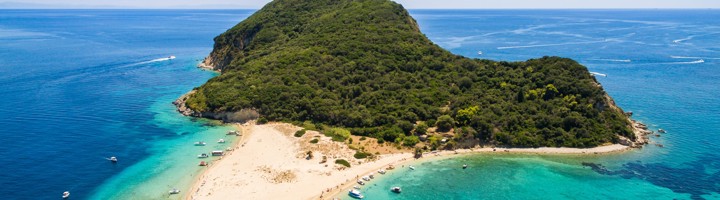 Marathonisi met zandstrand en turquoise zee bij Zakynthos, Griekenland.