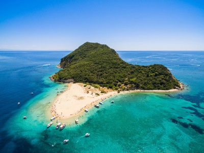 Marathonisi met zandstrand en turquoise zee bij Zakynthos, Griekenland.