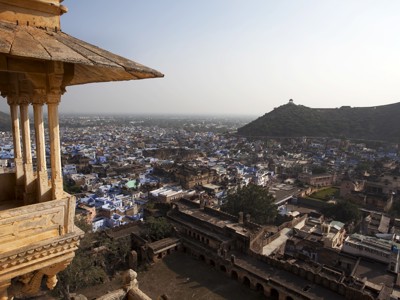 Uitzicht vanaf het Mehrangarh Fort over de blauwe stad Jodhpur, Route Noord-India en Nepal.