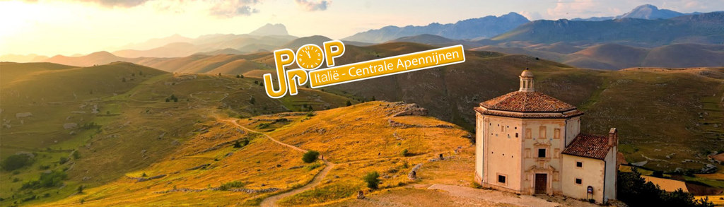 Kapel op een heuvel in de Centrale Apennijnen, Italië, bij zonsondergang.