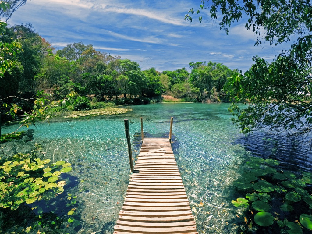 Houten steiger naar helderblauw meer in de natuur van Brazilië tijdens een 22-35ers groepsrondreis.