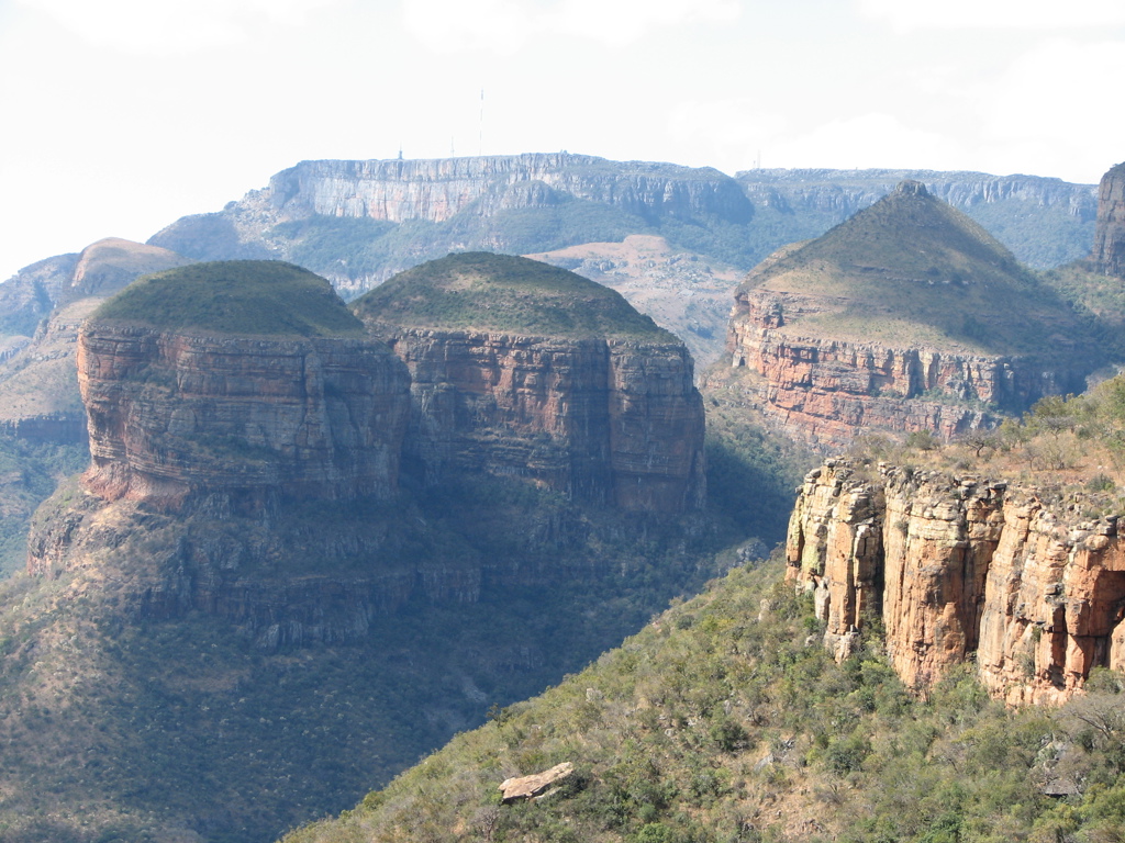 Uitzicht op de rotsformaties van Blyde River Canyon tijdens een fietsvakantie in Zuid-Afrika.