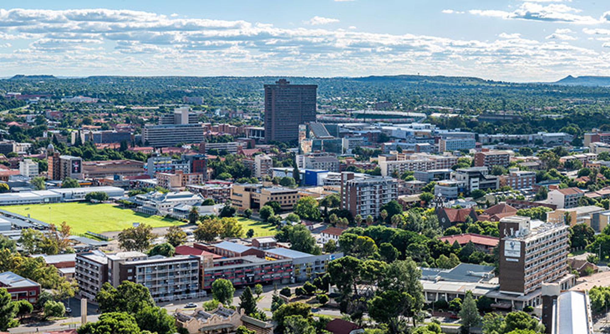 Bloemfontein Panoramisch uitzicht op het stadscentrum van Pretoria, Zuid-Afrika, met moderne gebouwen en veel groen.