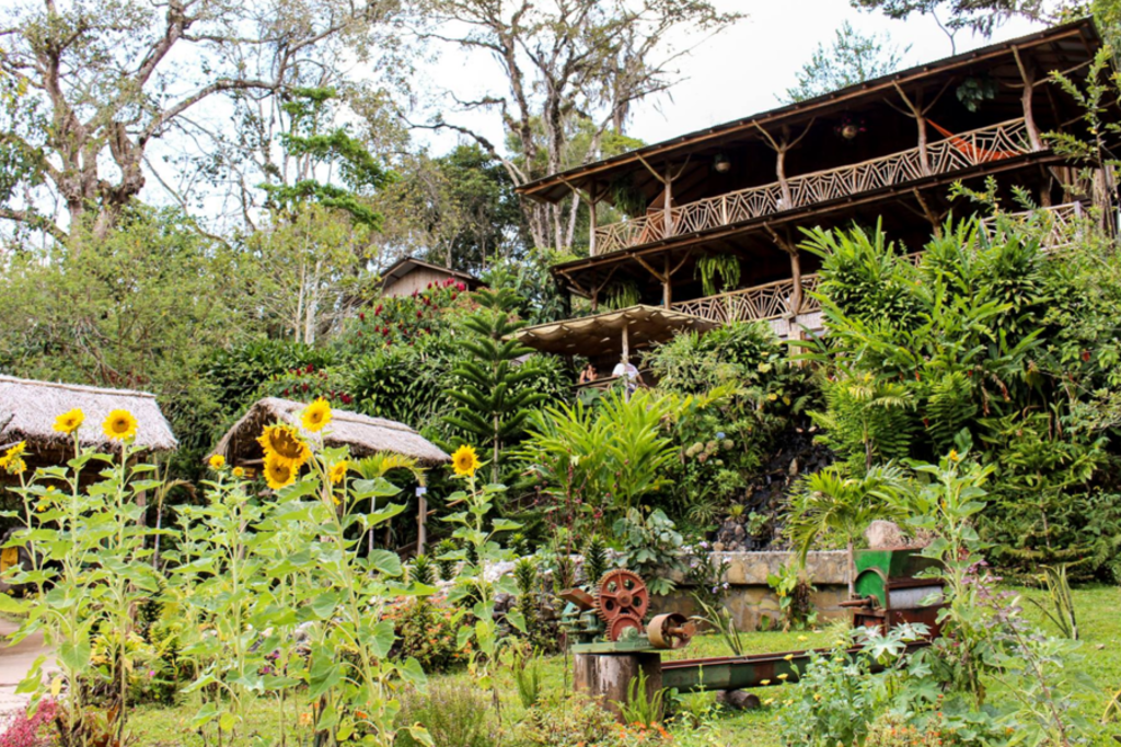 Lodge met houten balkons in weelderige tropische tuin tijdens groepsrondreis Nicaragua en Costa Rica.