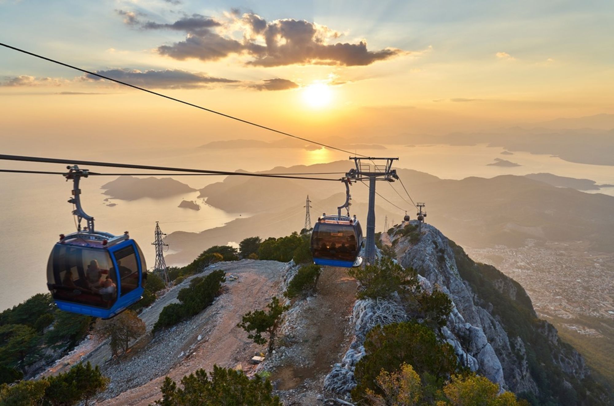 Kabelbaan naar de Tahtalı-berg met uitzicht op de kust en zee bij zonsondergang in Turkije.