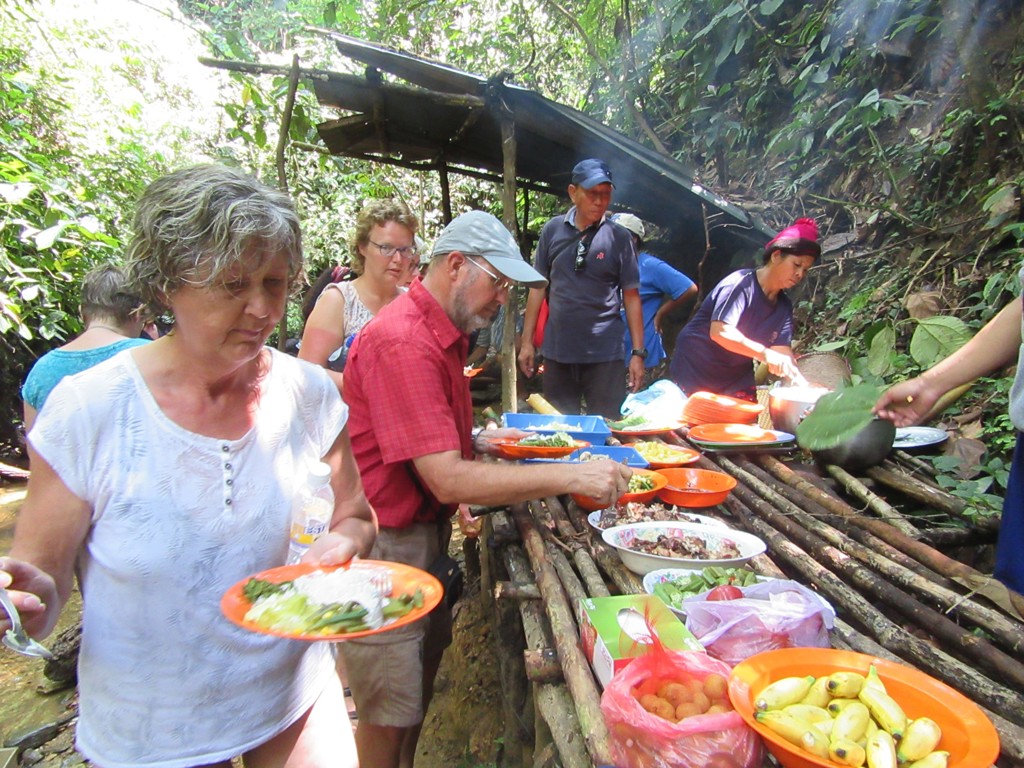 Lunchbuffet in de jungle tijdens groepsrondreis Maleisisch Borneo, Sarawak en Sabah.