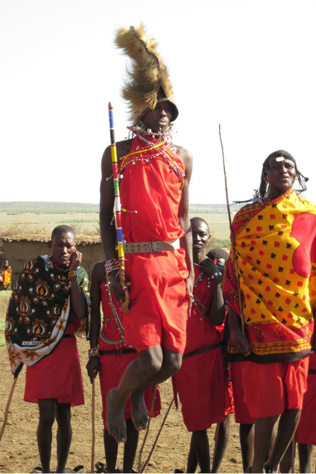 Masai-krijger maakt een sprong tijdens een traditionele dans in Kenia.