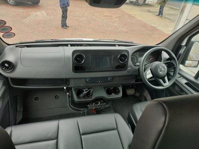 Interieur van een busje als vervoer in Zuid-Afrika, met zicht op de voorstoelen en het dashboard.