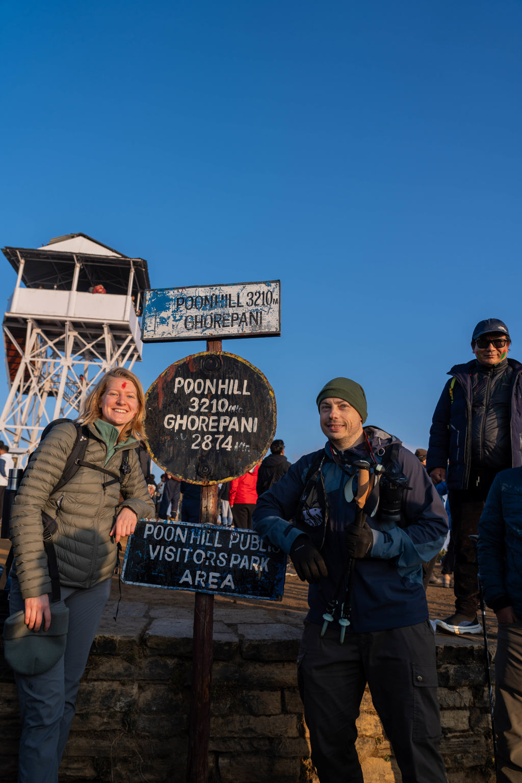 Reizigers bij het Poon Hill-bord (3210 m) tijdens een 22-35ers reis in Nepal.