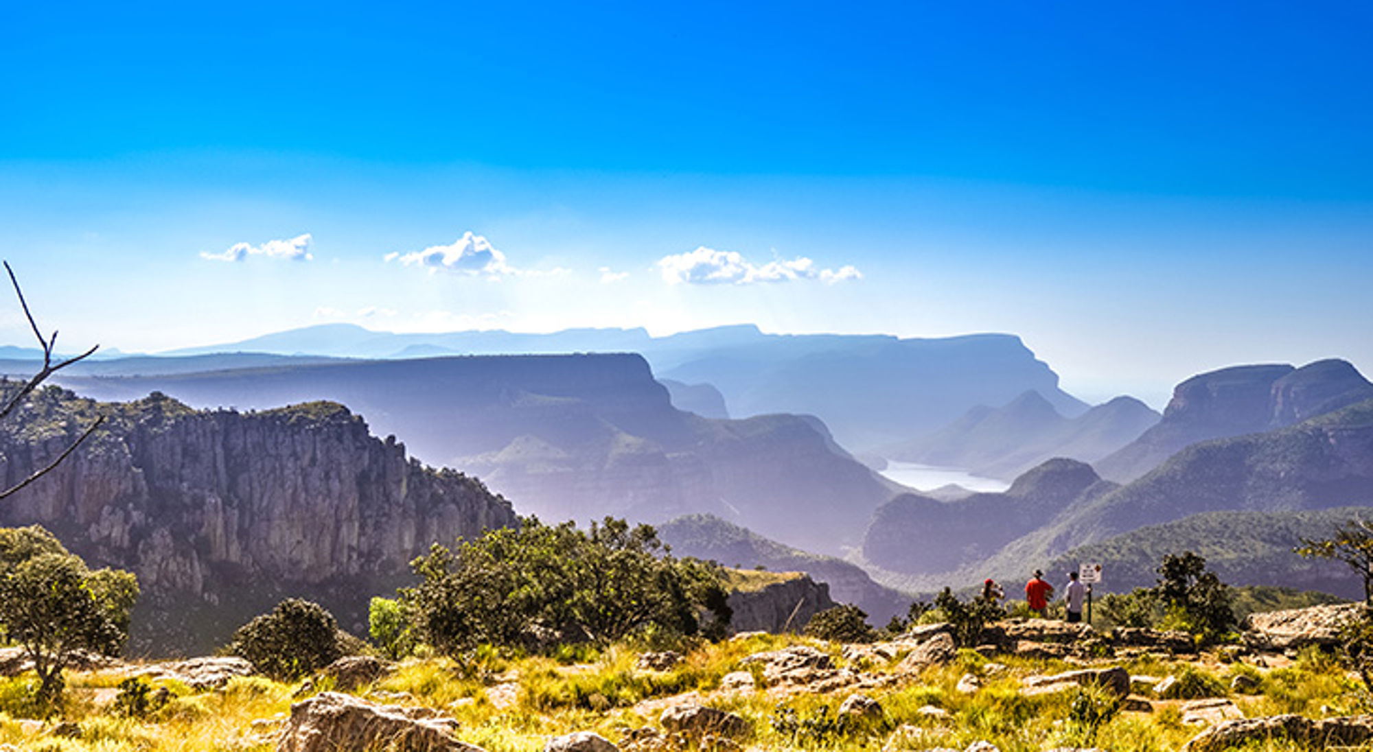 Landschap bij Graskop Panoramisch uitzicht over Blyde River Canyon met groene bergen en rotskliffen, Zuid-Afrika.