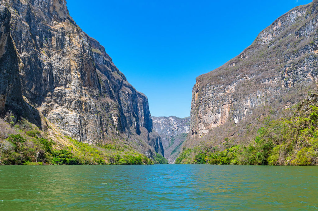 Cañon Sumidero in Mexico met steile rotswanden langs de rivier, tijdens een groepsrondreis.