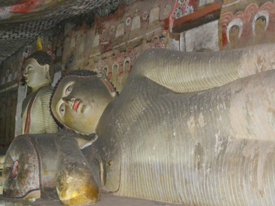 Liggende Boeddhabeeld in de Dambulla-grottempel, Sri Lanka.