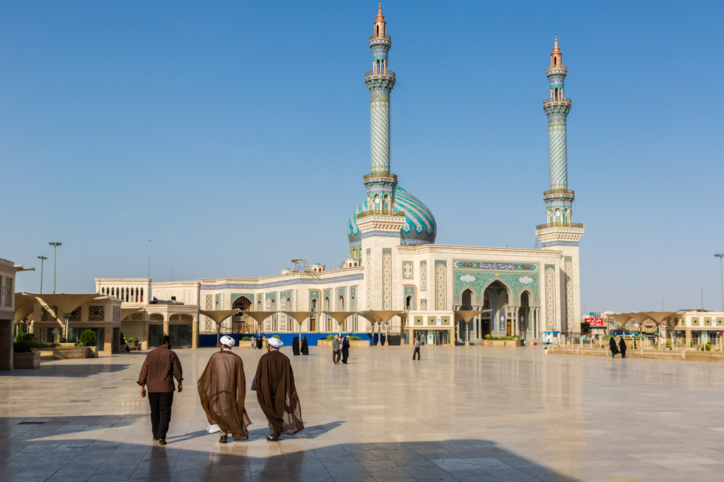 Moskee met turquoise koepel en twee minaretten op een groot plein in Iran tijdens een groepsrondreis.
